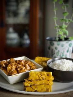 Una foto de Roti jala con pollo al curry y arroz largo