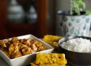 Foto principal de Roti jala con pollo al curry y arroz largo