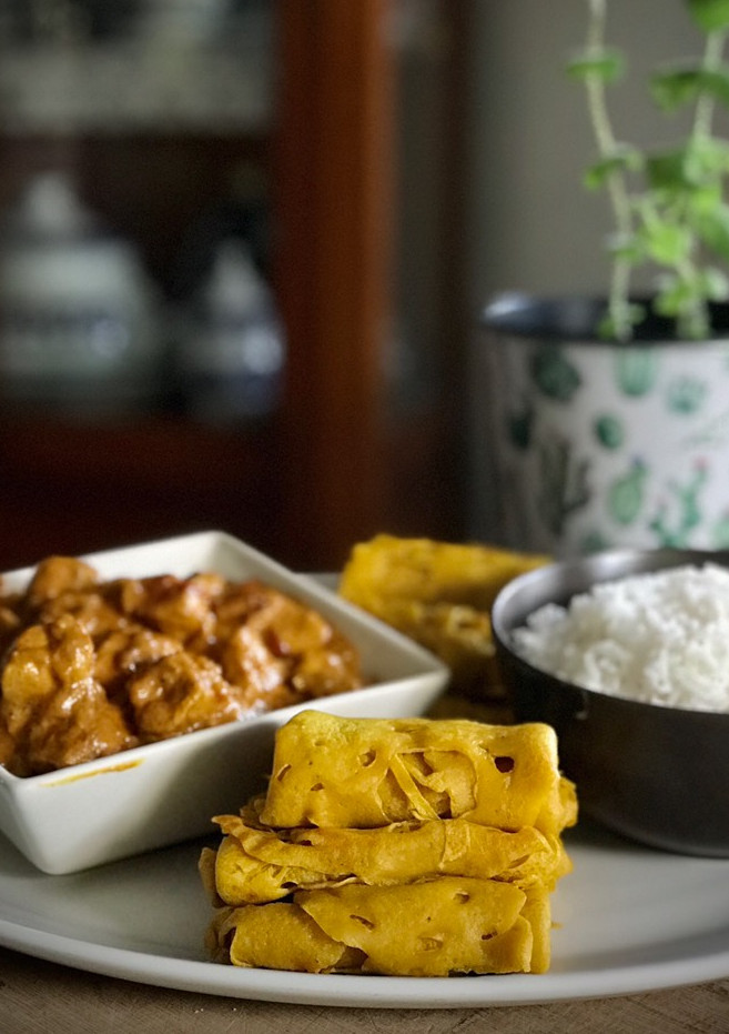Una foto de Roti jala con pollo al curry y arroz largo