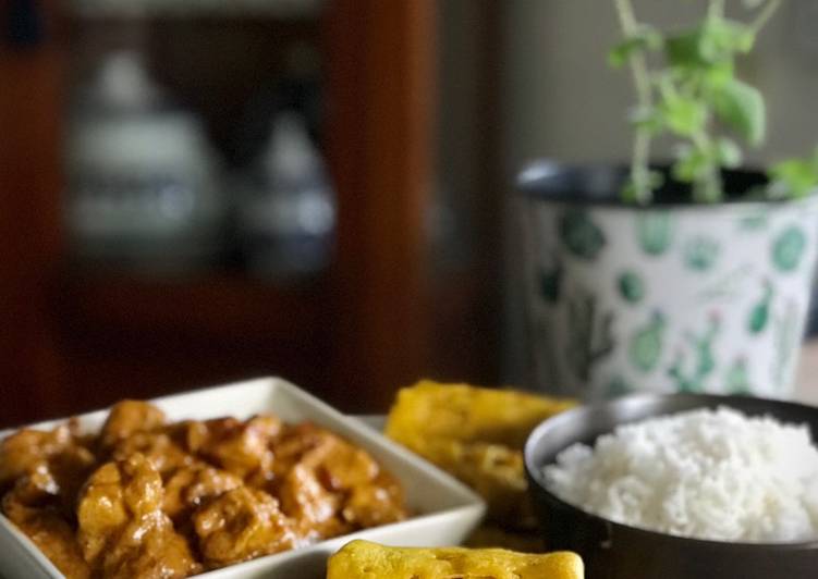 Roti jala con pollo al curry y arroz largo