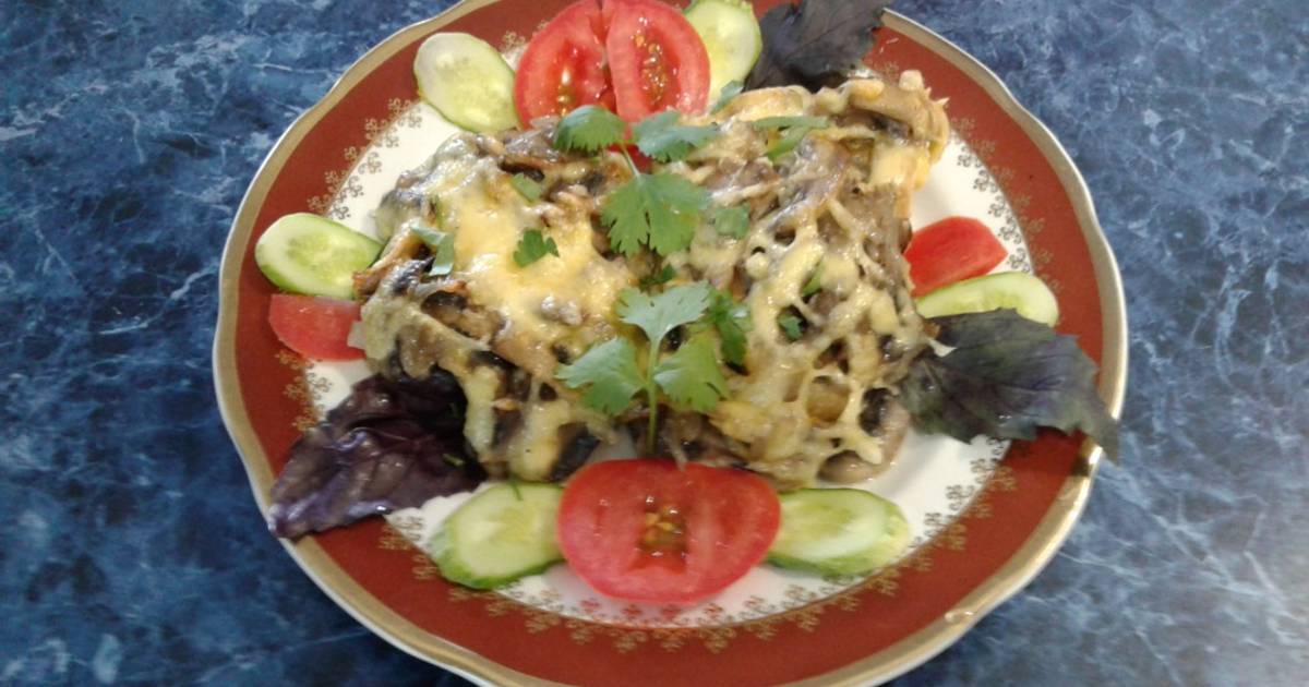 Рыба, запечённая в фольге с помидорами, сыром и грибами: рецепт - Лайфхакер