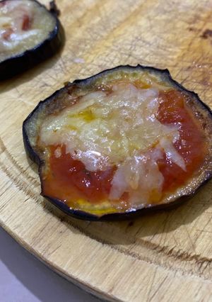 Una foto de Mini pizzas de berenjenas 🍆