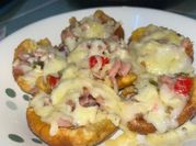 Una foto de tostones relleno