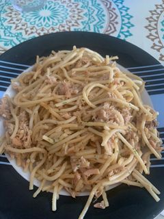 Una foto de Espaguetis ajo, atún y salsa de soja 🤤🍝🧄