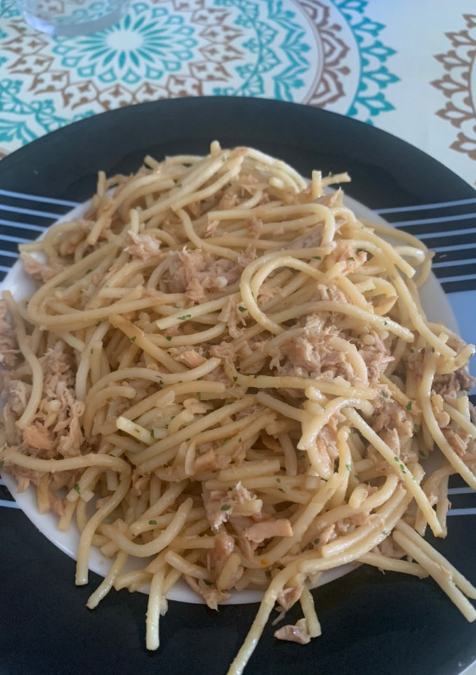 Una foto de Espaguetis ajo, atún y salsa de soja 🤤🍝🧄