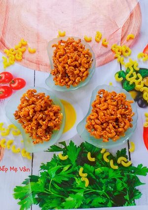 Hình của món Nui chiên bơ tỏi cay.