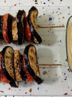 Una foto de Brocheta de berenjena, tomate y tofu con puré de patatas en leche de coco