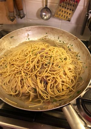 Foto di Spaghetti mantecati con cipolla di Tropea acciughe e prezzemolo