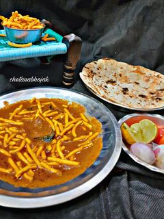 ढाबा स्टाइल शेव भाजी (sev bhaji recipe in marathi) रेसिपी चे मुख्य फोटो