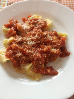 Una foto de Pasta fresca al huevo rellena de carne a la Boloñesa (Exprés)