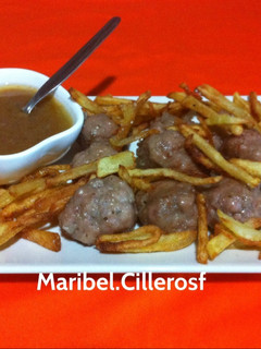 Una foto de Albóndigas con patatas fritas, tipo paja