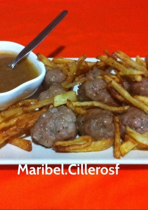 Una foto de Albóndigas con patatas fritas, tipo paja