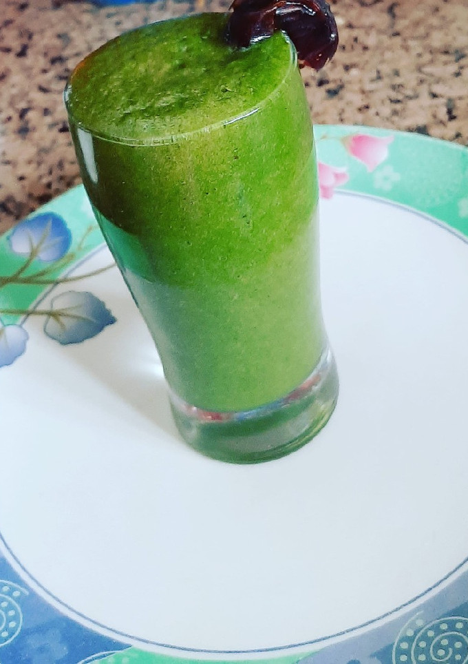 A picture of Spinach dates smoothie.