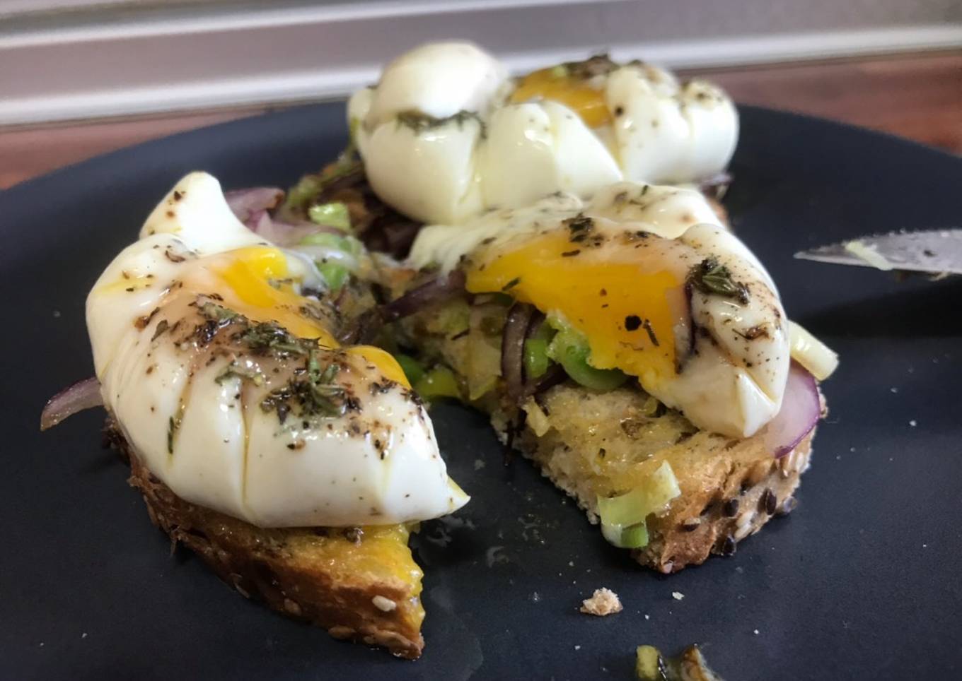 Huevos Touché! Tosta de huevos poché, sobre ajo puerro y cebolla morada