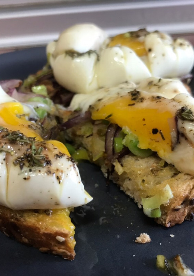 Una foto de Huevos Touché! Tosta de huevos poché, sobre ajo puerro y cebolla morada