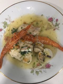 Una foto de Merluza de anzuelo del cantabrico en salsa verde con berberechos y gambas