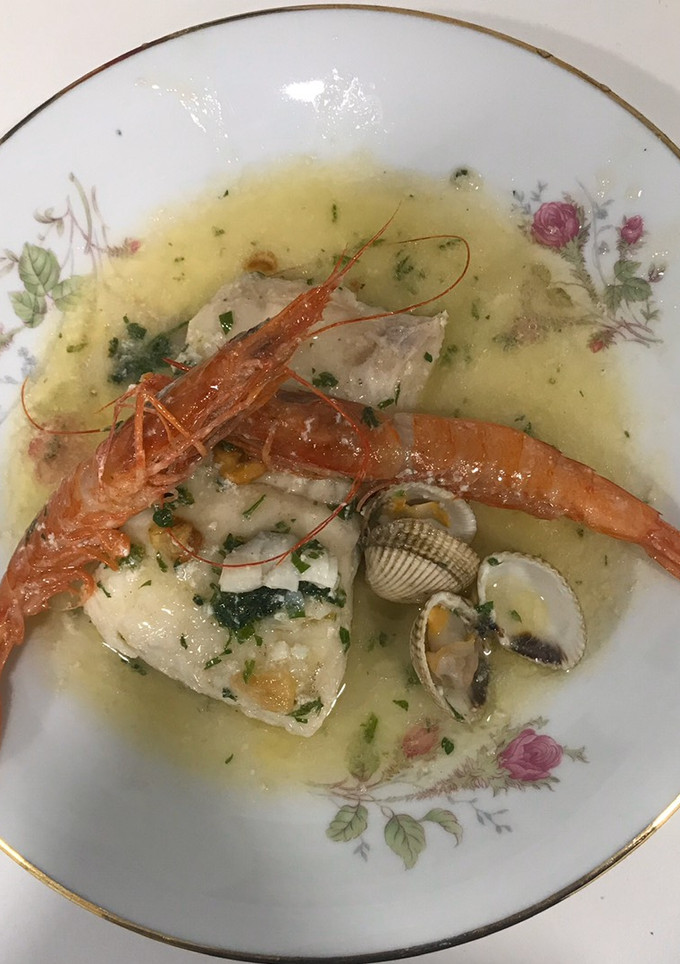 Una foto de Merluza de anzuelo del cantabrico en salsa verde con berberechos y gambas