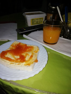 Una foto de Desayuno con zumo de naranja