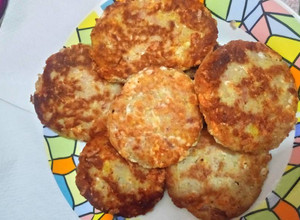Una foto de Tortitas de papa con atún y queso