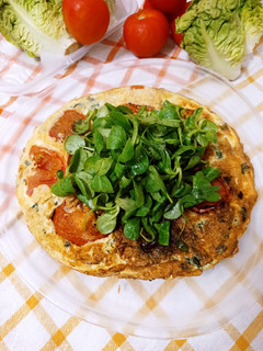 Una foto de Tortilla de espinacas con queso y tomates