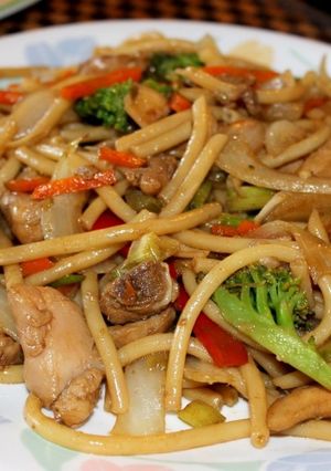 Una foto de Tallarín saltado de pollo