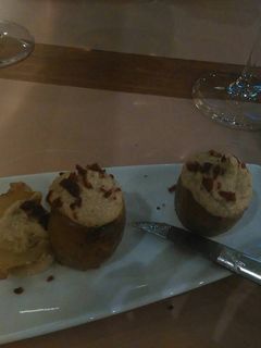 Una foto de Patatas rellena de salsa de queso y jamón crujiente