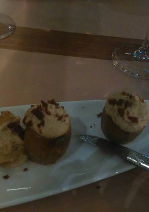 Una foto de Patatas rellena de salsa de queso y jamón crujiente
