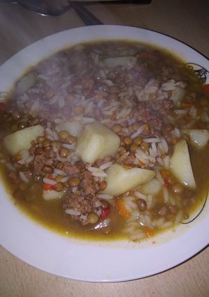 Una foto de Guiso de arroz con lentejas
