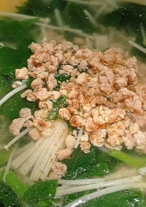 Hình của món Canh mồng tơi nấm nấu thịt xay.