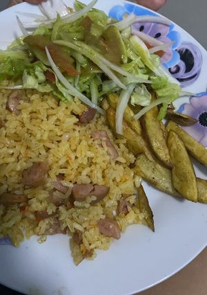 Una foto de Arroz de salchicha con verduras