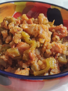 Una foto de "Arroz" de Coliflor con Pollo y verdura🫑🍆🧅