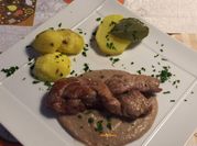 Una foto de champiñones a la plancha con ajo