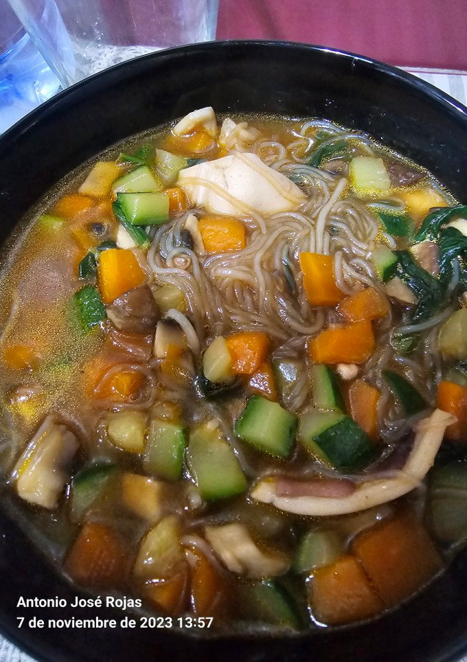 Una foto de Sopa de pulpo 🐙 😋 con sus verduras 😋