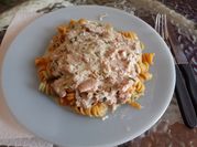 Una foto de fideos con queso crema