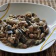 Alubias pintas con berenjena, champiñones y setas