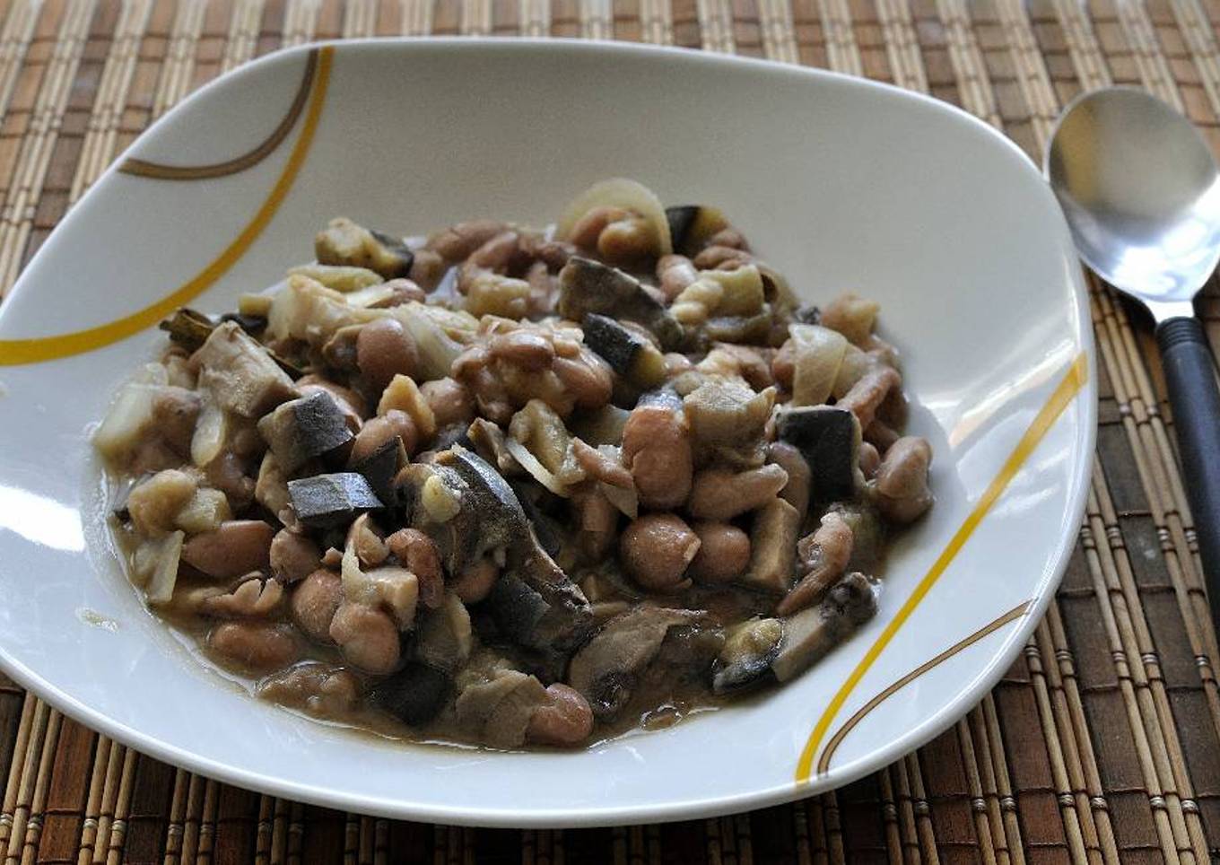 Alubias pintas con berenjena, champiñones y setas