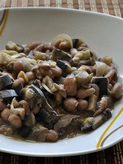 Una foto de Alubias pintas con berenjena, champiñones y setas