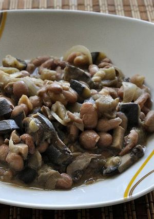 Una foto de Alubias pintas con berenjena, champiñones y setas