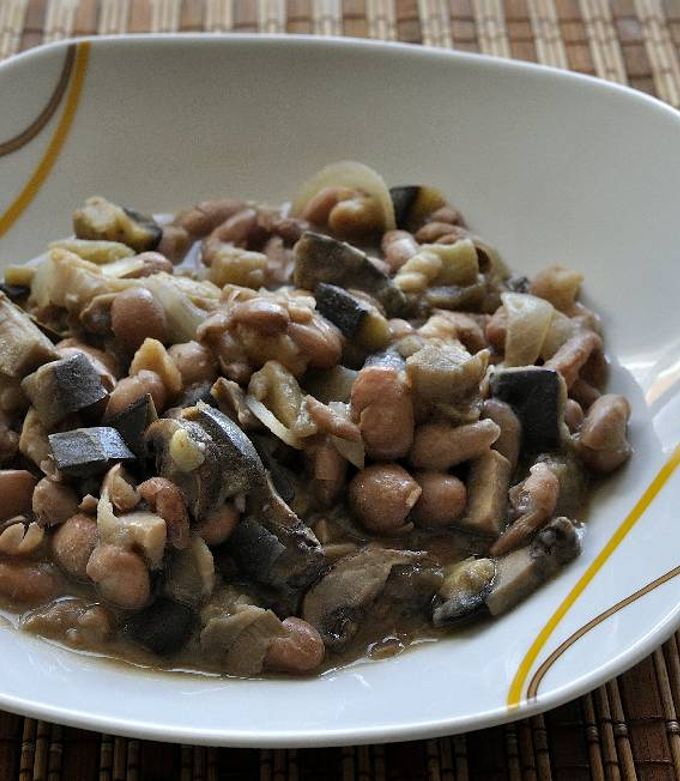 Foto principal de Alubias pintas con berenjena, champiñones y setas