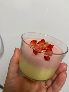 Una foto de Panacotta de mango y fresa