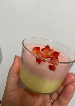 Una foto de Panacotta de mango y fresa