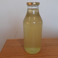 Elderflower juice A picture of Elderflower juice.