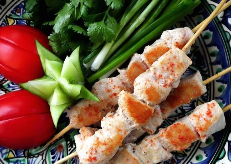 Шашлык из куриной грудки на сковороде. Шашлык из курицы на сковороде. Шашлычок из куриной грудки на сковороде. Шашлык из курицы кухня наизнанку. Кухня наизнанку шашлык из грудки