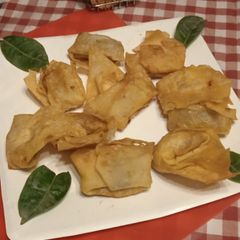 A picture of Chicken wontons.