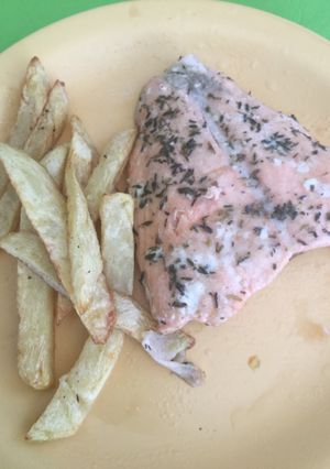 Una foto de Salmón Rosado a la Plancha con Oliva y Limón 🍋🍋🍋🍋🍋🍋