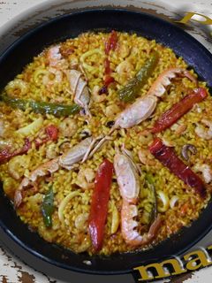 Una foto de Paella de marisco