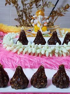 खजूर के मोदक (Khajoor ke modak recipe in Hindi) रेसिपी मुख्य फोटो