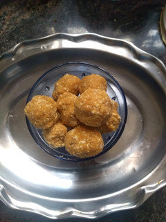 நிலக்கடலை உருண்டை (Nilakadalai urundai recipe in tamil) செய்முறை முக்கிய புகைப்படம்