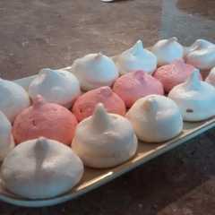 A picture of Suspiros de merengue francés.