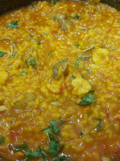 Una foto de Arroz caldoso con gambas y almejas